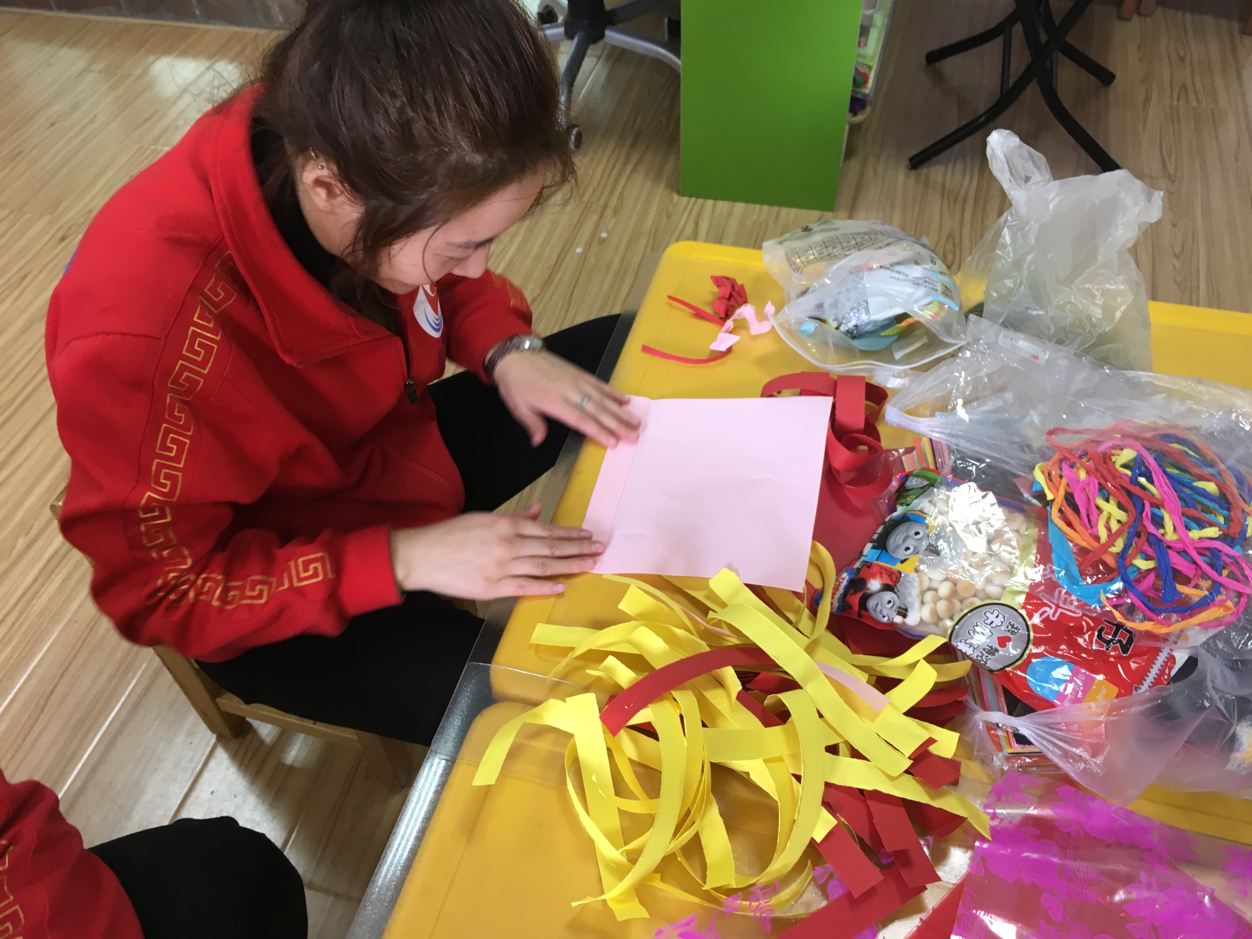 粘拉花,剪灯笼,过新年,大家一起动起来喽