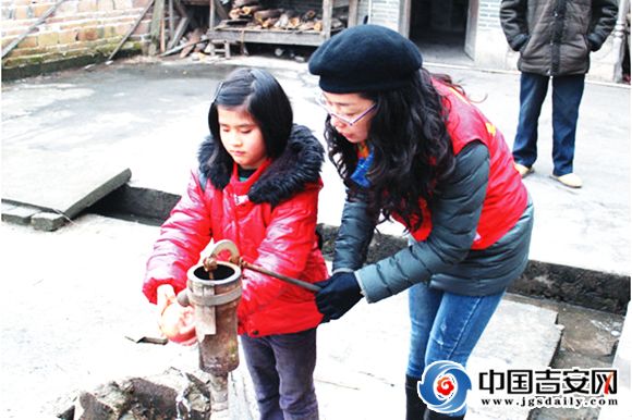 橘子姐姐帮曾茗茗洗苹果