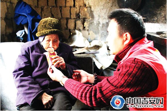 志愿者喂李正姬喝牛奶