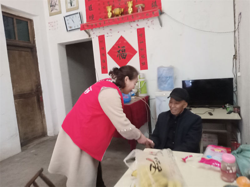 湖南麻阳县开展“把爱带回家”过一个温暖年行动