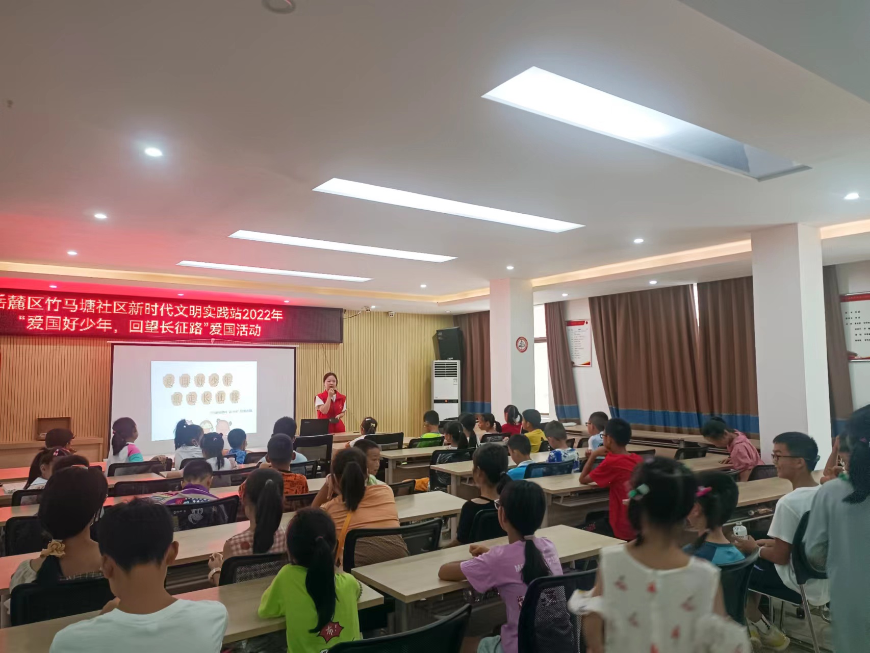 社工询问青少年是否了解长征故事